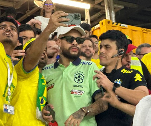 Neymar giả làm náo loạn khán đài trận Brazil gặp Thụy Sĩ